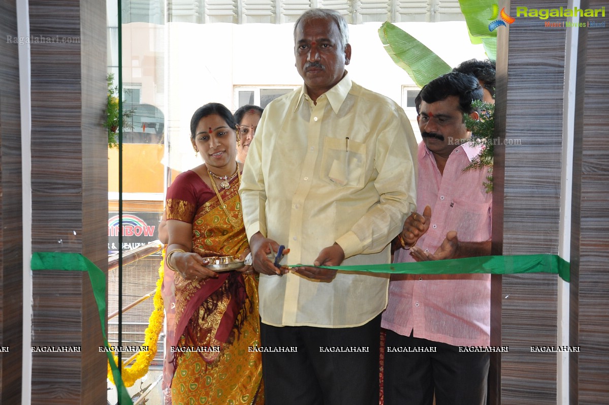 Sanjjanaa inaugurates Mangalya Saree Mandir at KPHB, Hyderabad