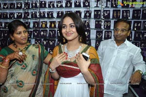 Aksha launches Trendz Summer Fashion Exhibition 2013