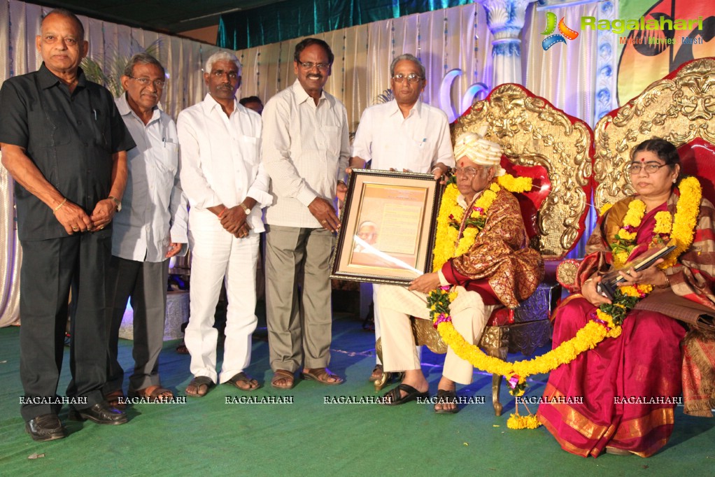 Felicitation to Publicity Designer Eeswar