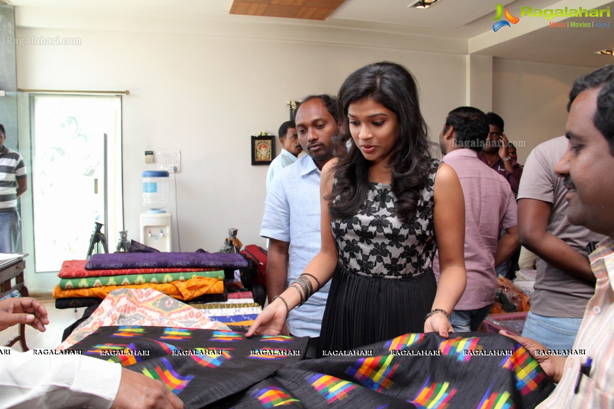 Bhargavi inaugurates Pochampally IKAT Art Mela at  Veeves Boutique, Hyderabad