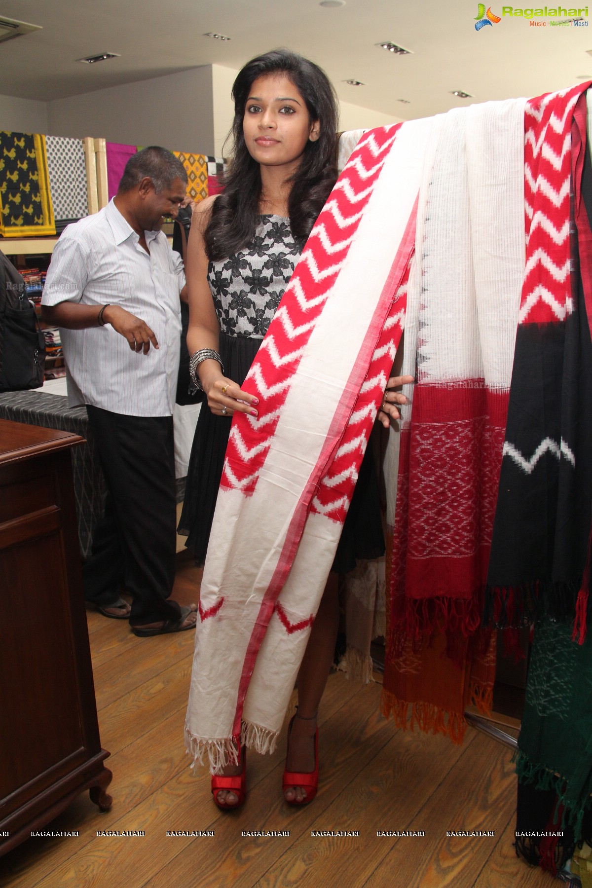 Bhargavi inaugurates Pochampally IKAT Art Mela at  Veeves Boutique, Hyderabad