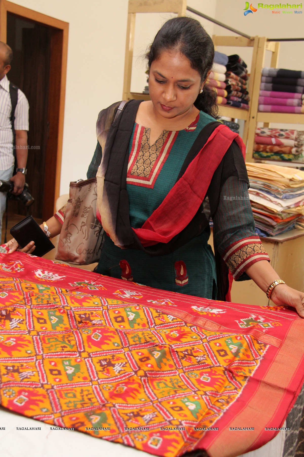 Bhargavi inaugurates Pochampally IKAT Art Mela at  Veeves Boutique, Hyderabad