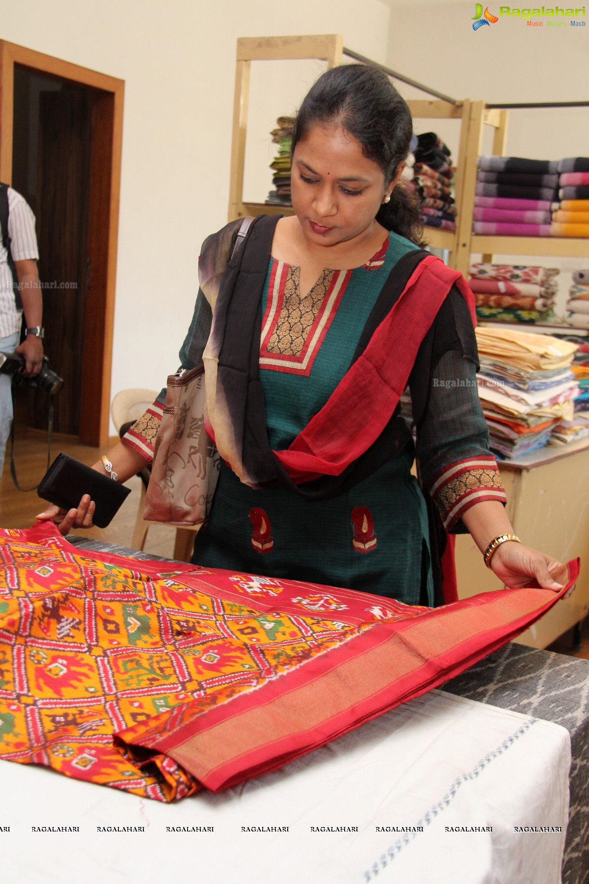 Bhargavi inaugurates Pochampally IKAT Art Mela at  Veeves Boutique, Hyderabad