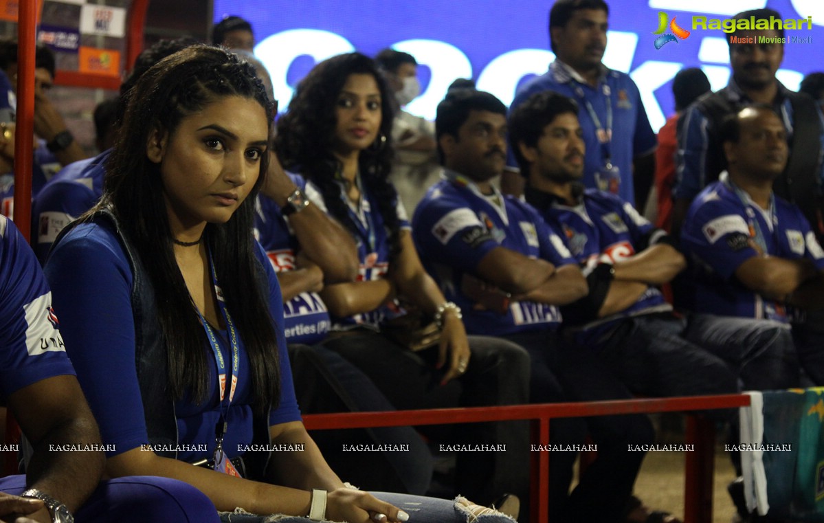 CCL 4: Telugu Warriors Vs Karnataka Bulldozers (Set 3)