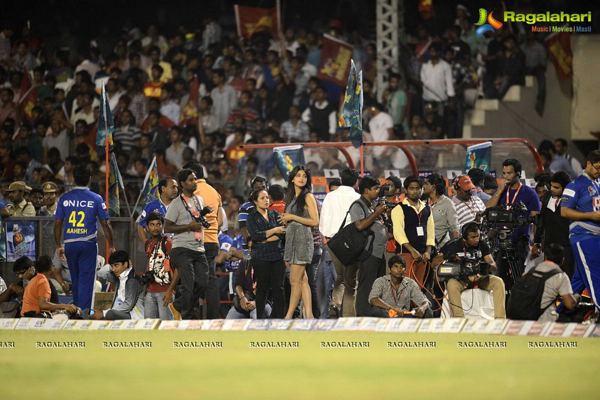 CCL4: Telugu Warriors Vs Karnataka Bulldozers (Set 1)