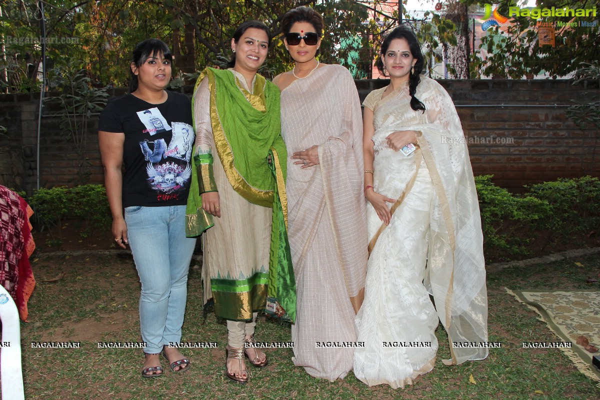 Kirron Kher Unveils Gaurang Shah's Heritage Summer Collection 2014