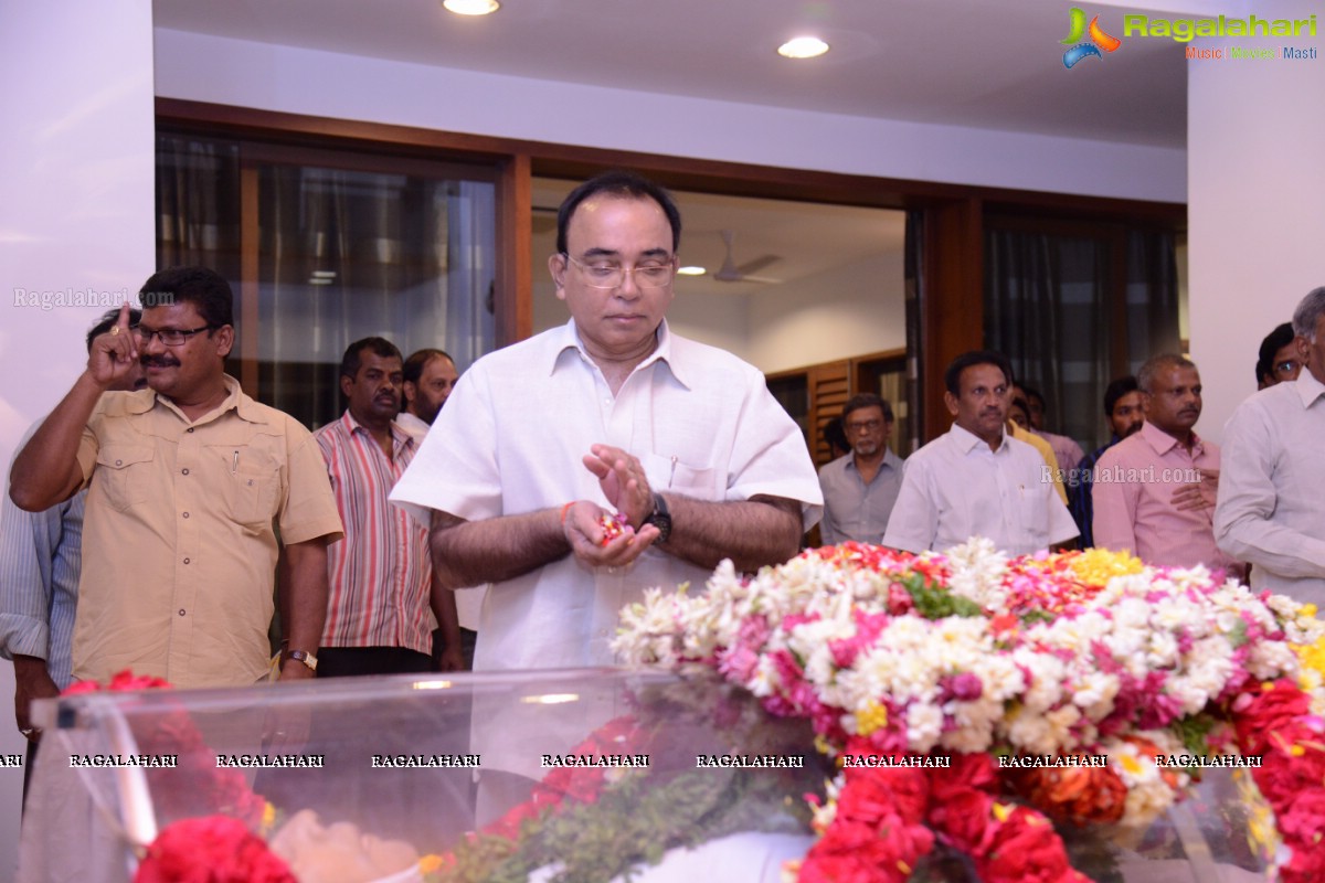 Celebs pay homage to Dr. D. Ramanaidu