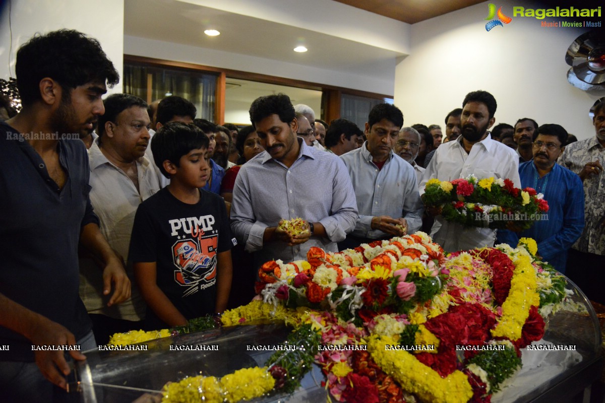 Celebs pay homage to Dr. D. Ramanaidu
