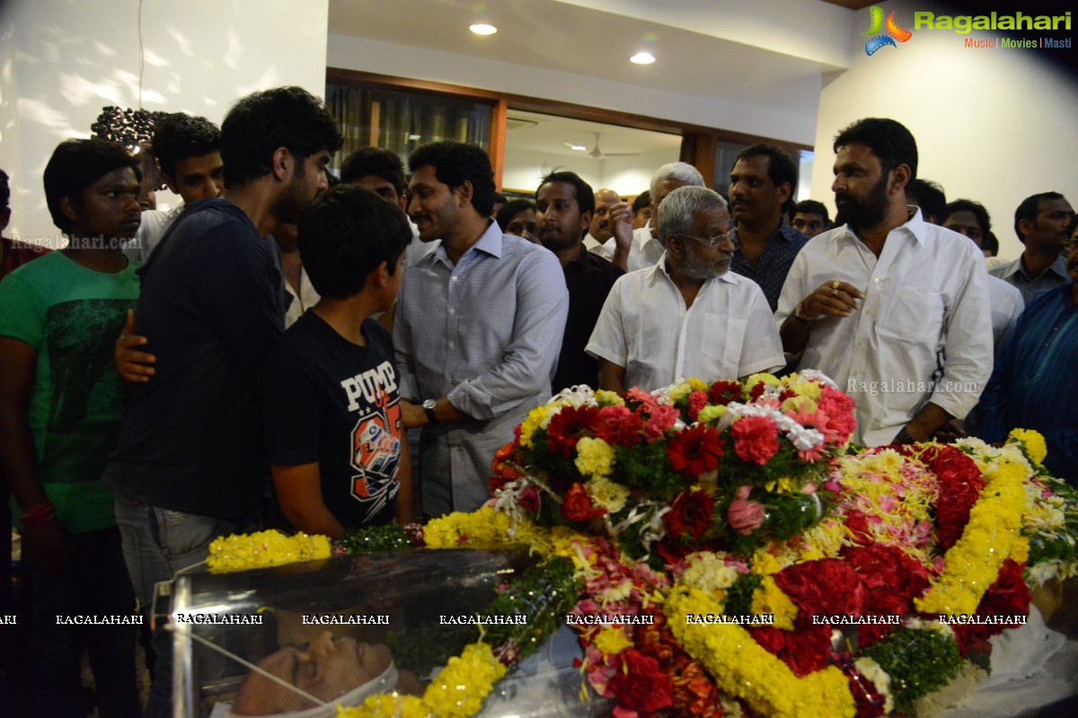 Celebs pay homage to Dr. D. Ramanaidu