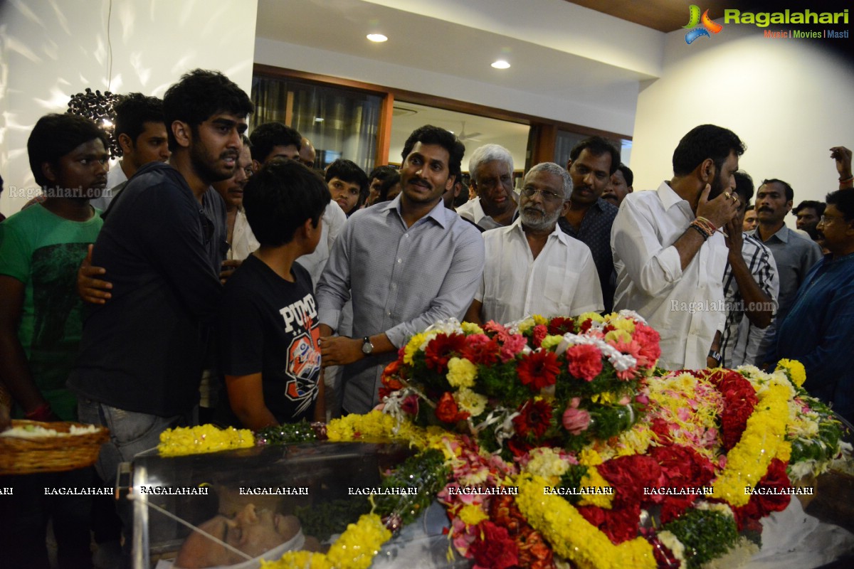 Celebs pay homage to Dr. D. Ramanaidu