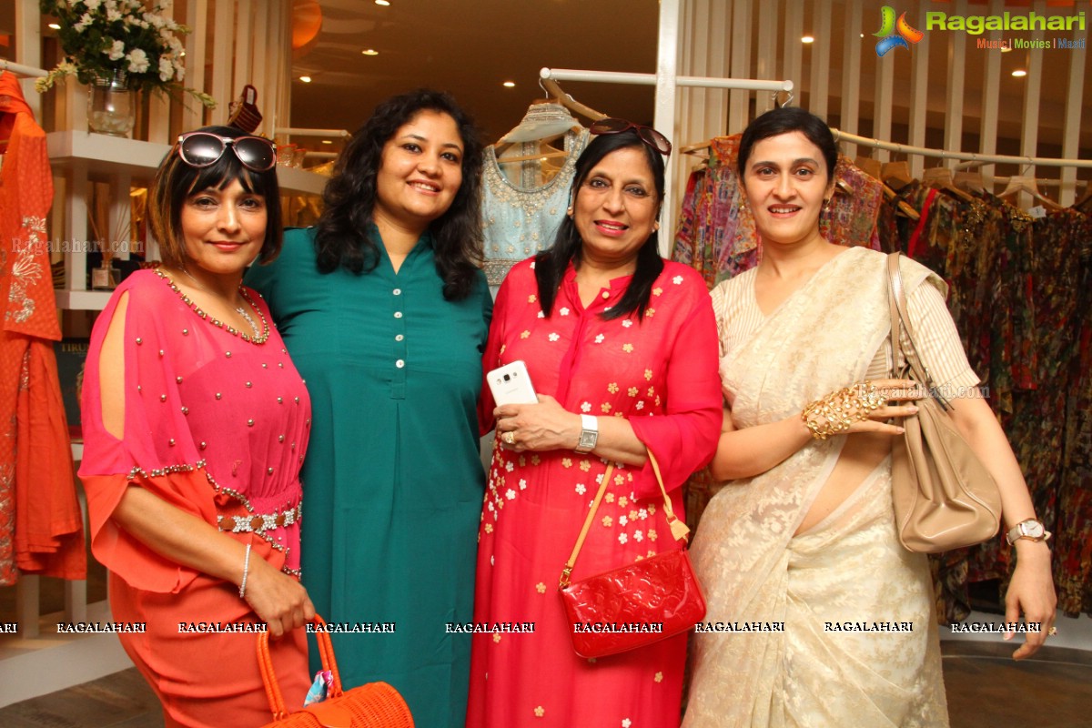 Farah Khan Ali and JJ Valaya Collection at Angasutra Designer Boutique, Hyderabad