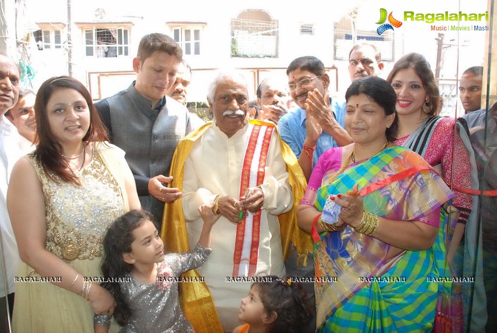 Sri Bandaru Dattatreya launches Srinivasa Textiles