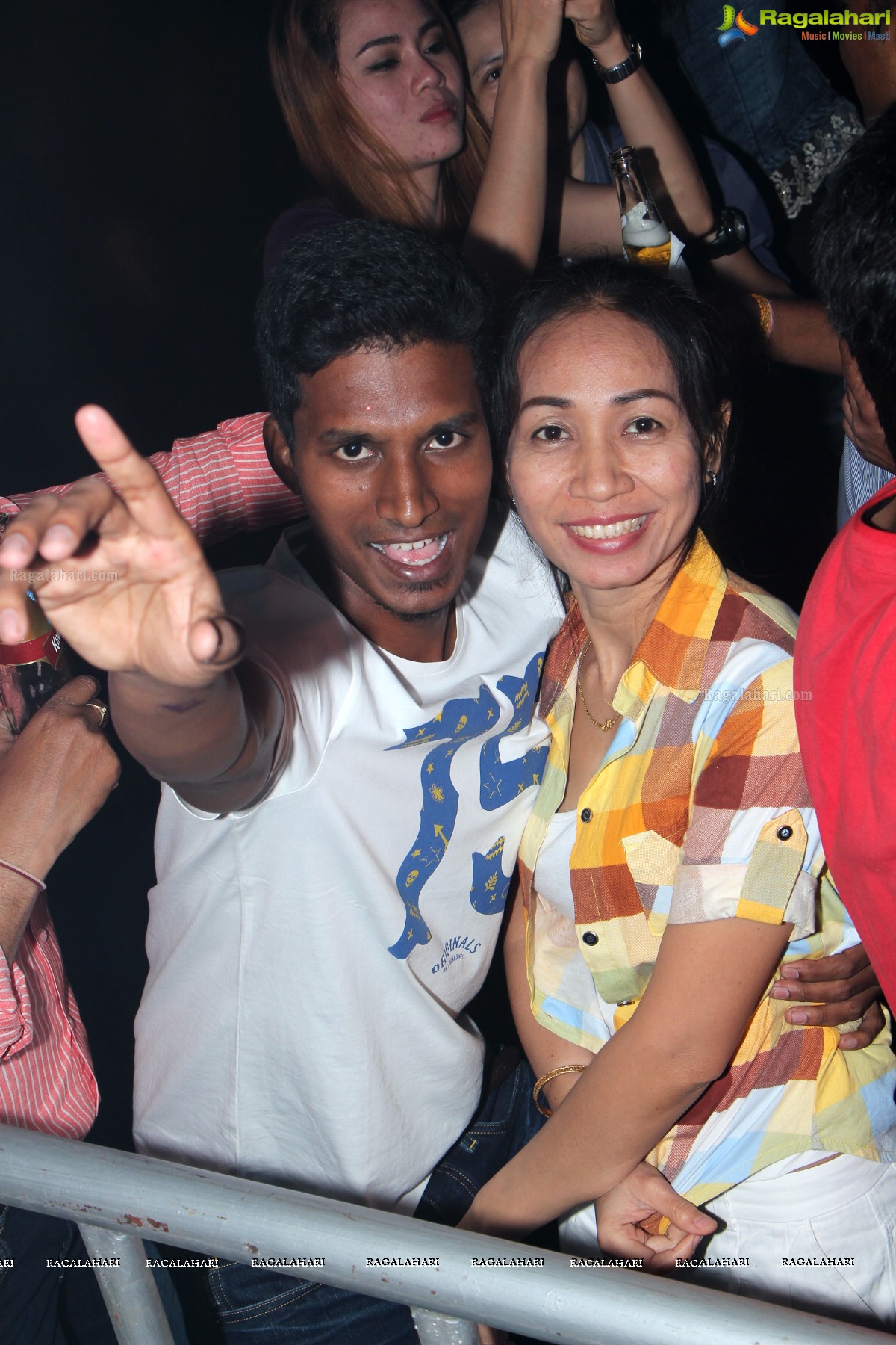 Valentine's Day Celebrations 2015 with Poonam Pandey at Kismet