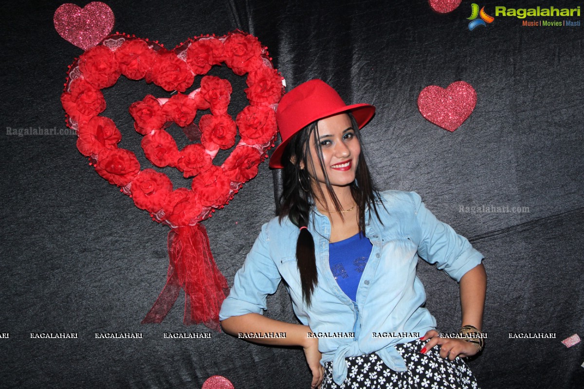 Valentine's Day Celebrations 2015 with Poonam Pandey at Kismet