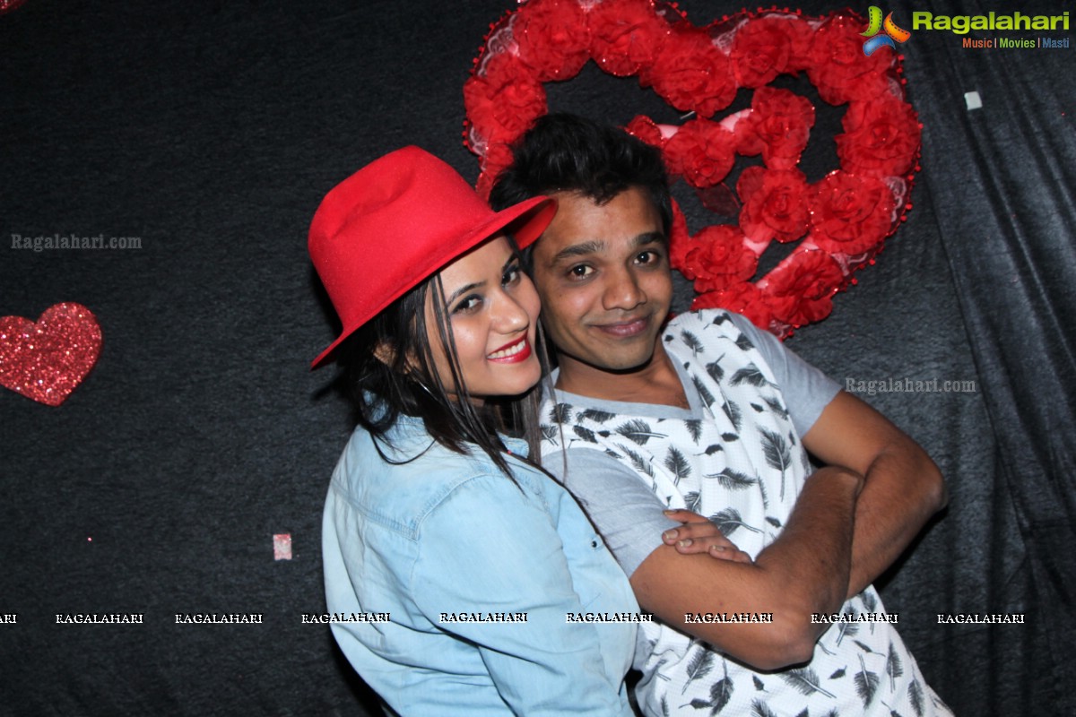 Valentine's Day Celebrations 2015 with Poonam Pandey at Kismet