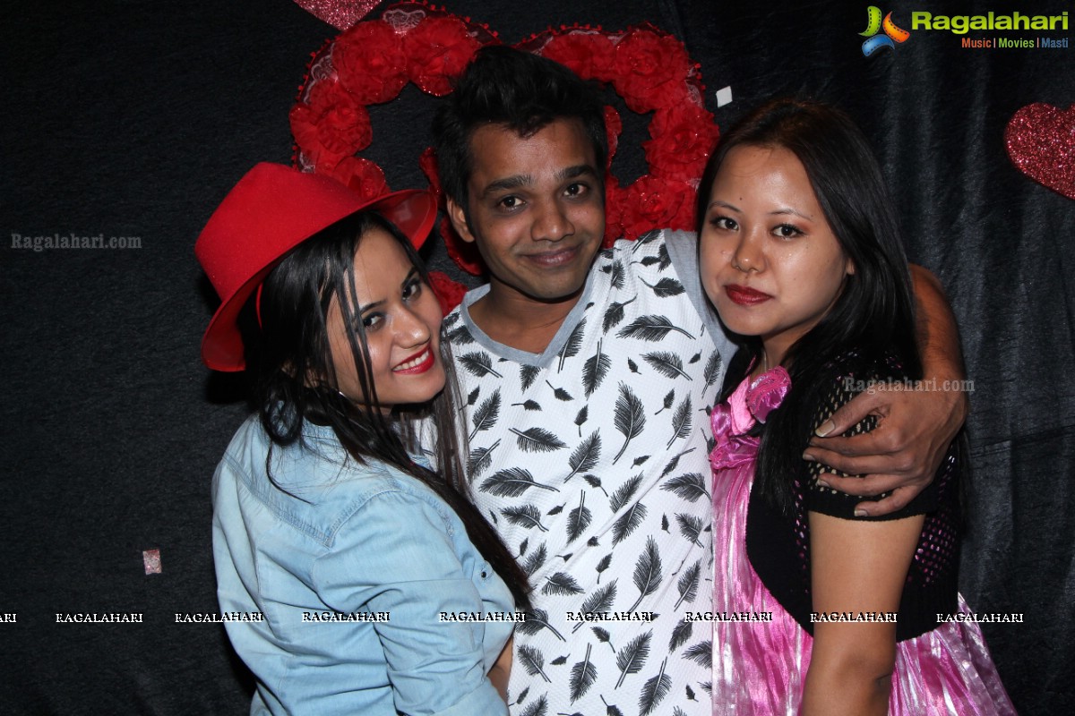 Valentine's Day Celebrations 2015 with Poonam Pandey at Kismet