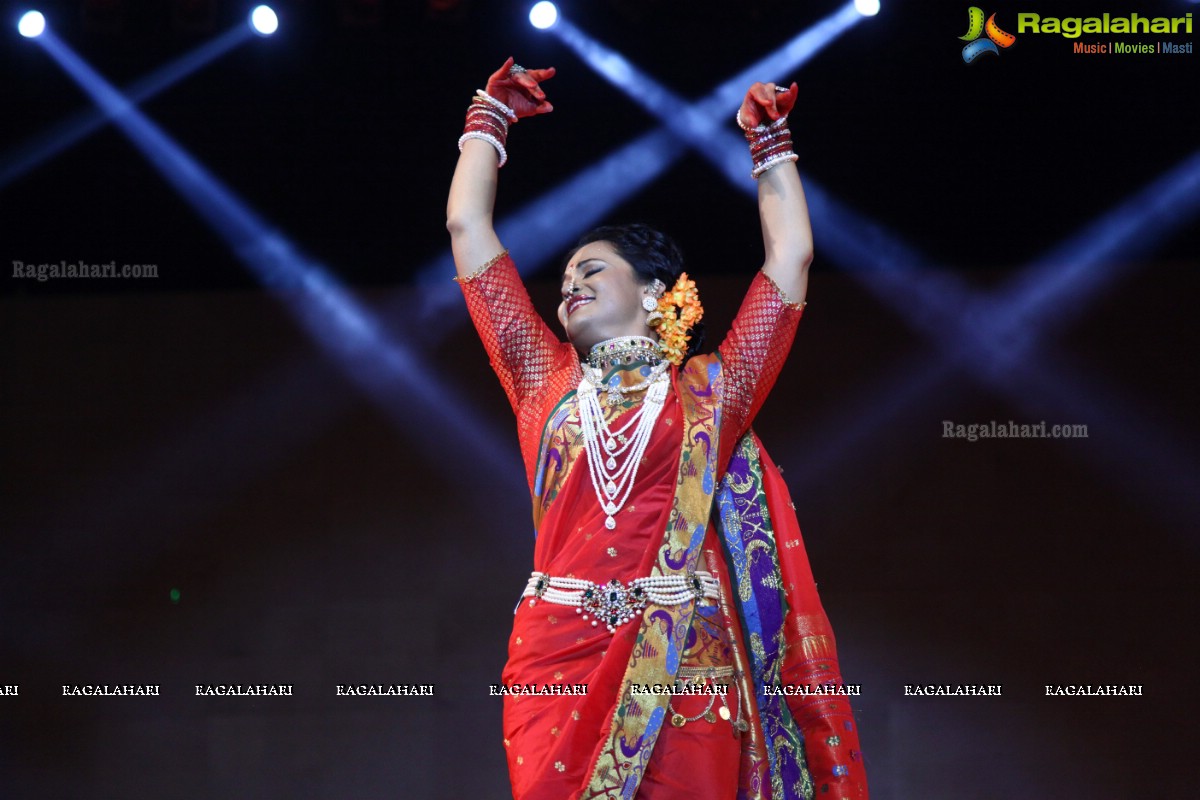 IFR 2016 - Lawani and Kathak Jugalbandi by Aaditi Bhagwat and Group at AU Grounds, Vizag