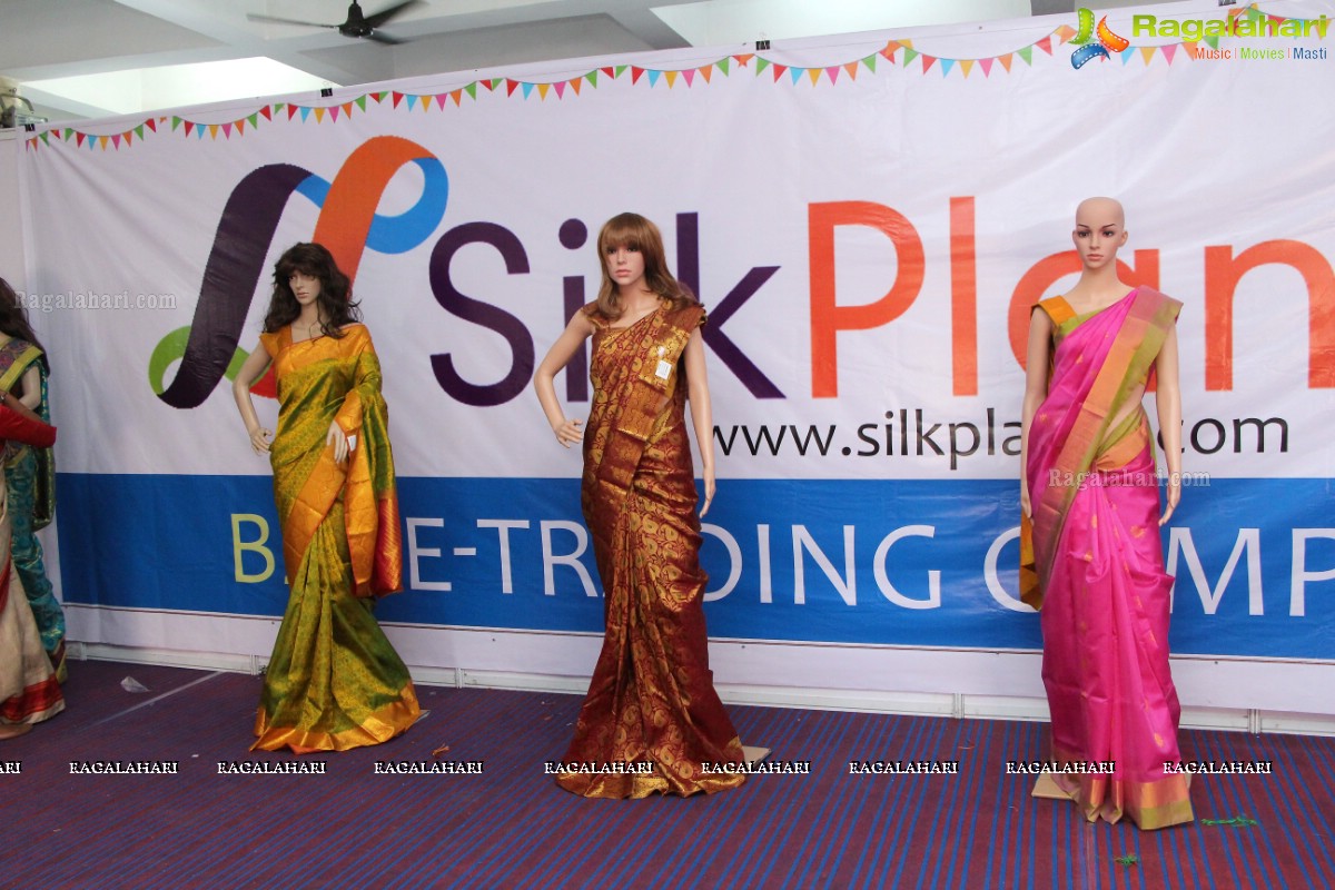 Poojitha Naidu launches Silk Planet Fashion Expo at Kamma Sangham