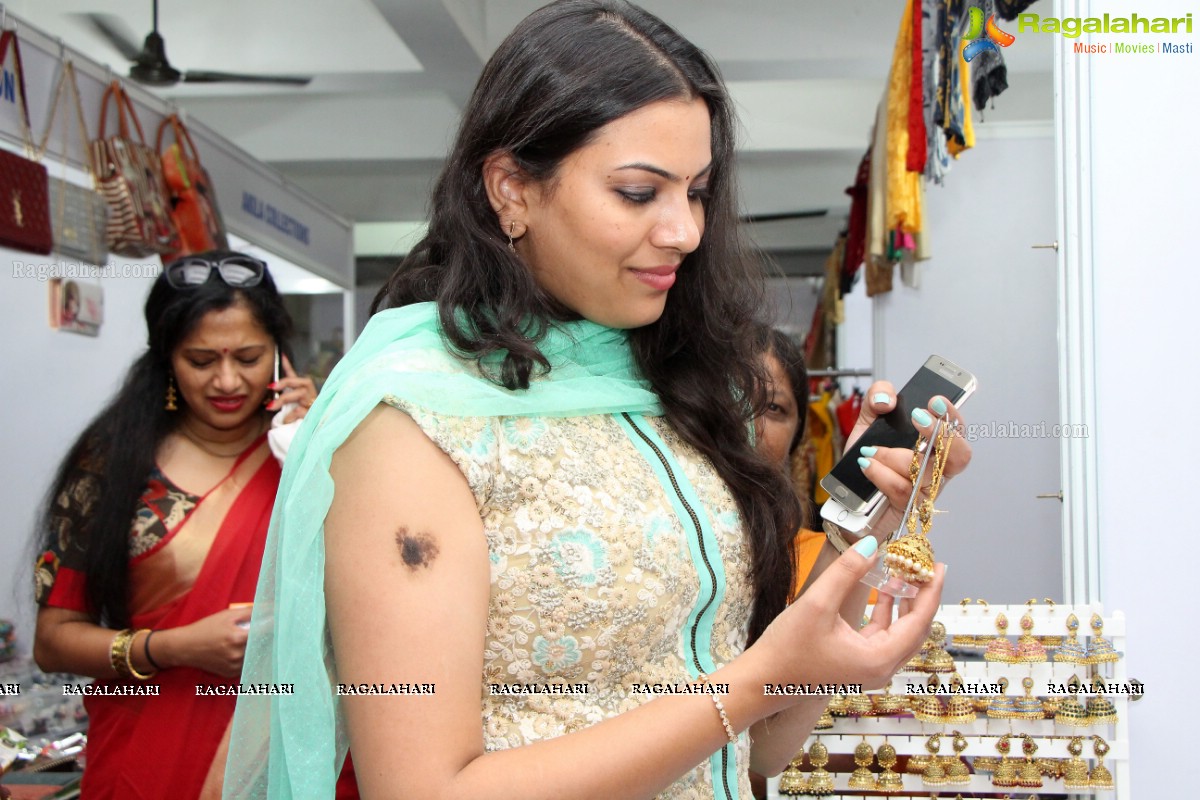 Geetha Madhuri launches Taarana 2016 - Fashion and Lifestyle Exhibition cum Sale at Kamma Sangham, Hyderabad