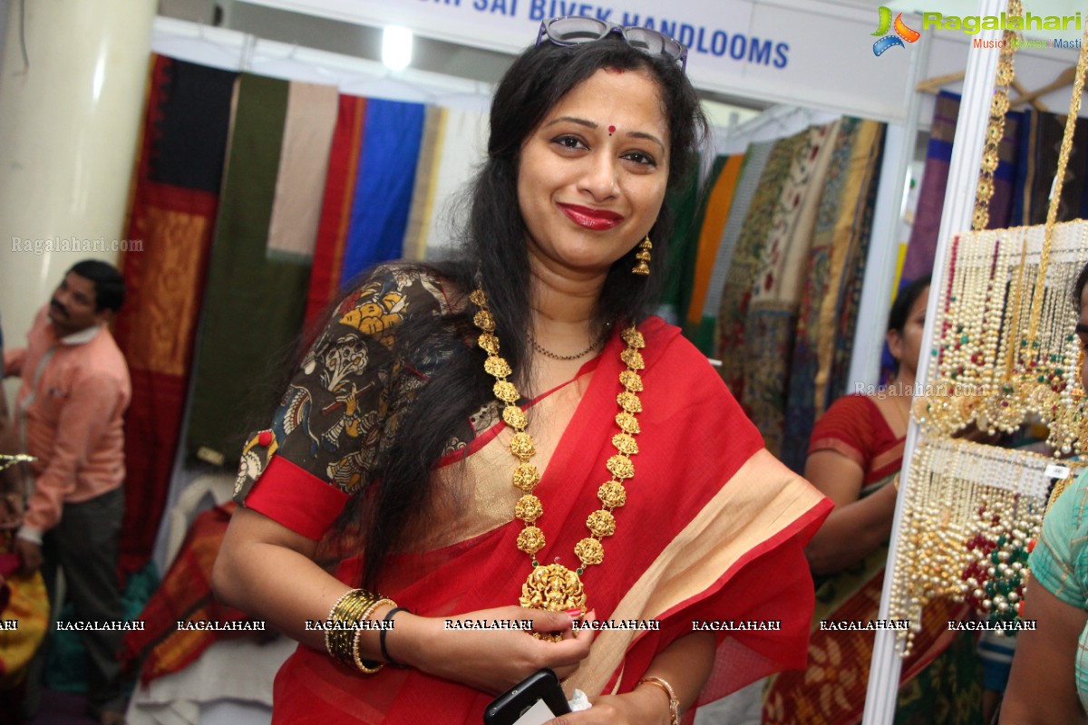 Geetha Madhuri launches Taarana 2016 - Fashion and Lifestyle Exhibition cum Sale at Kamma Sangham, Hyderabad