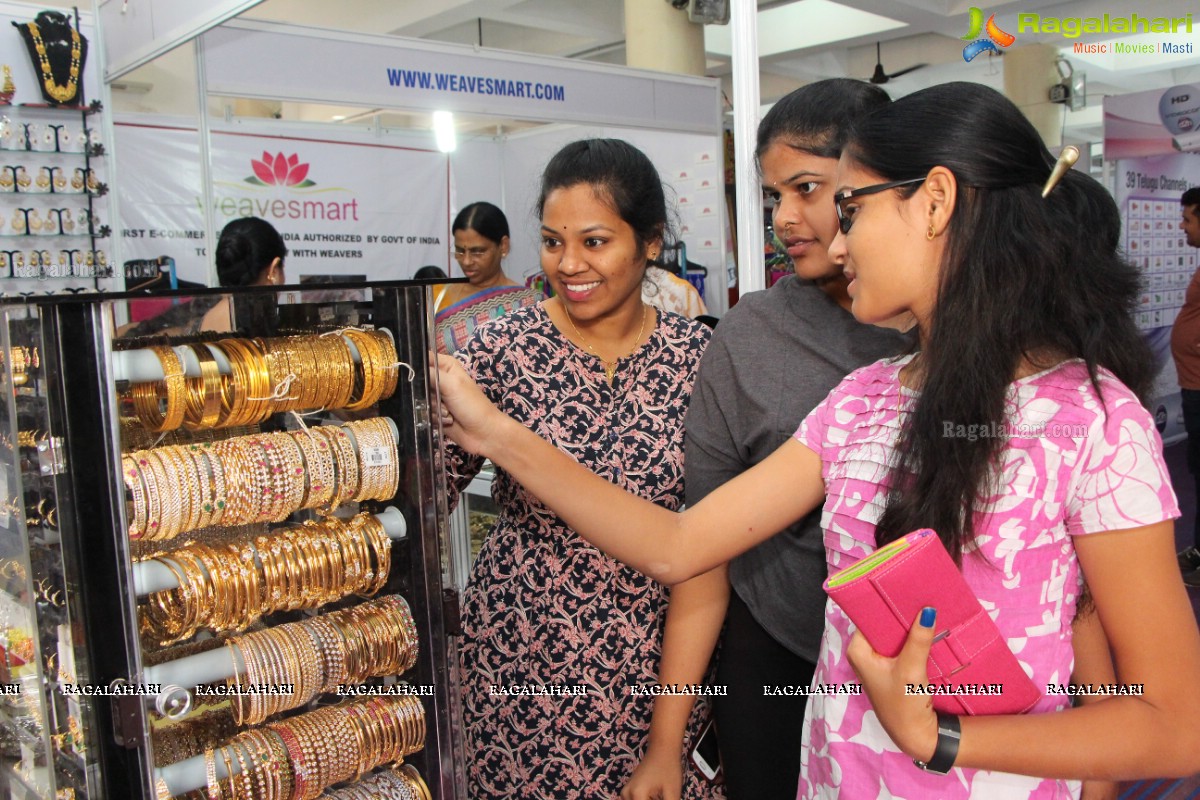 Geetha Madhuri launches Taarana 2016 - Fashion and Lifestyle Exhibition cum Sale at Kamma Sangham, Hyderabad