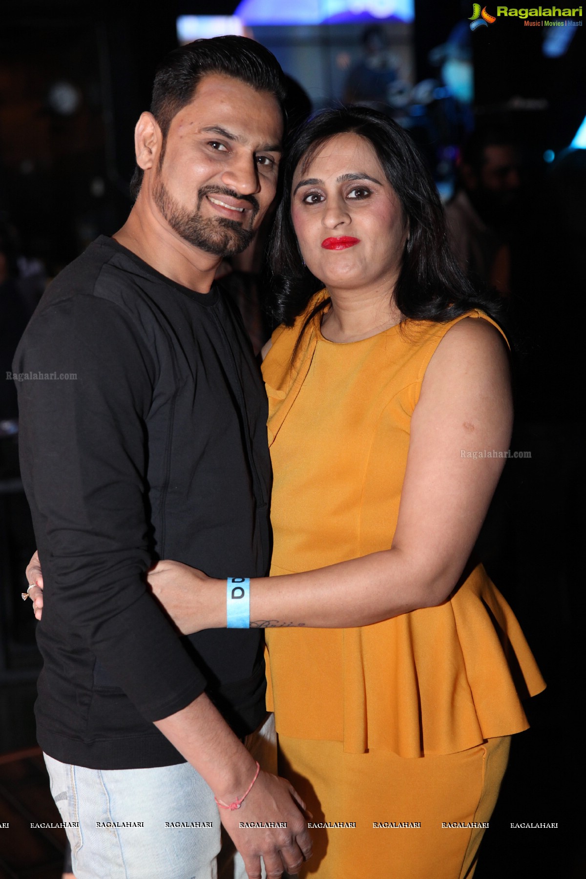 Anita Rathi-Sumeet Rathi 15th Wedding Anniversary Celebrations at Air Live