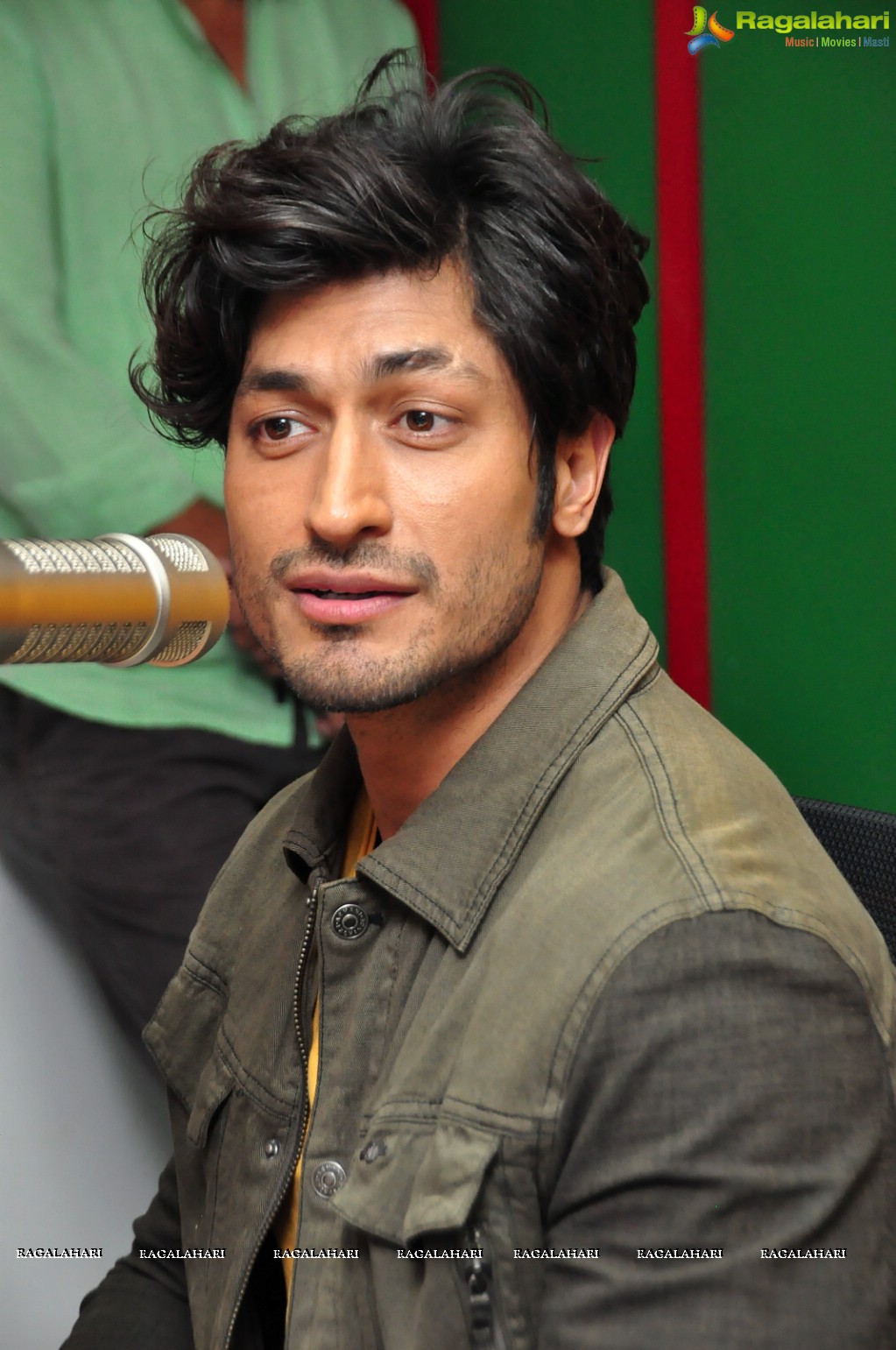 Commando 2 Team at Radio Mirchi