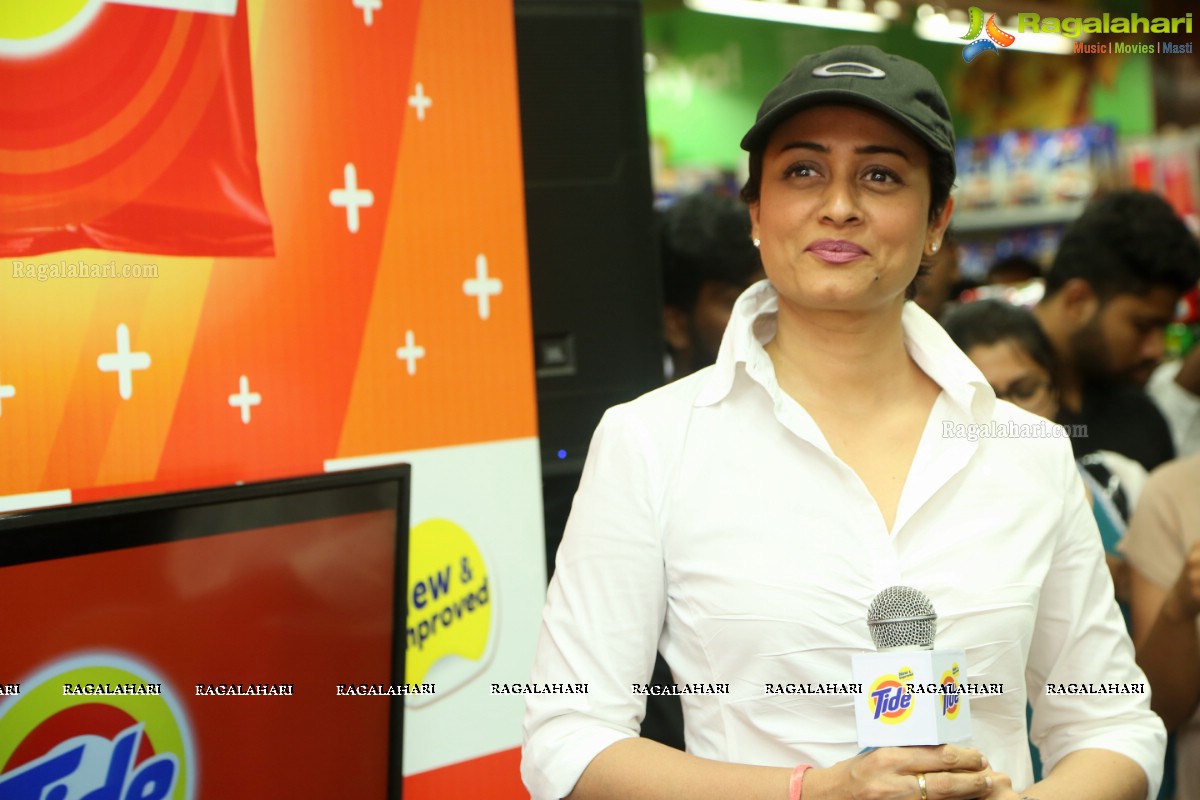 Namrata Shirodkar launches New Tide Plus at Big Bazaar, Ameerpet, Hyderabad