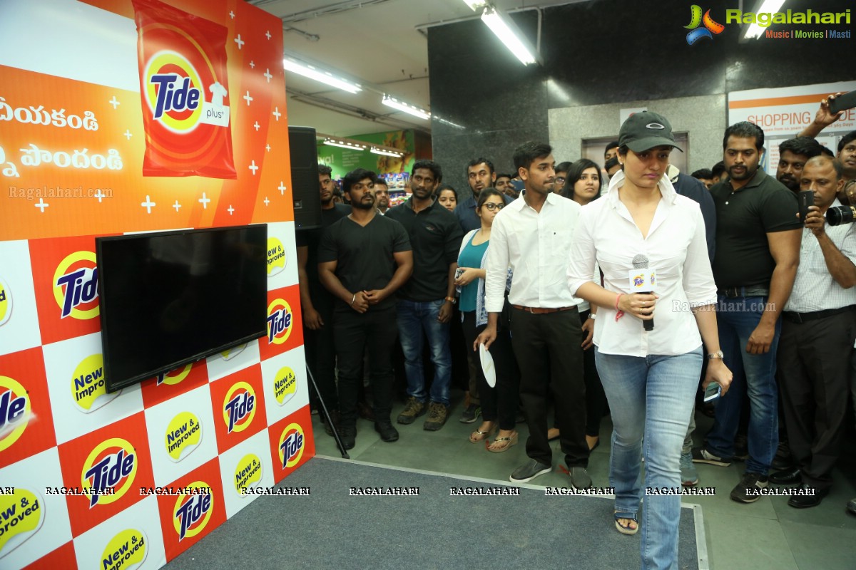 Namrata Shirodkar launches New Tide Plus at Big Bazaar, Ameerpet, Hyderabad