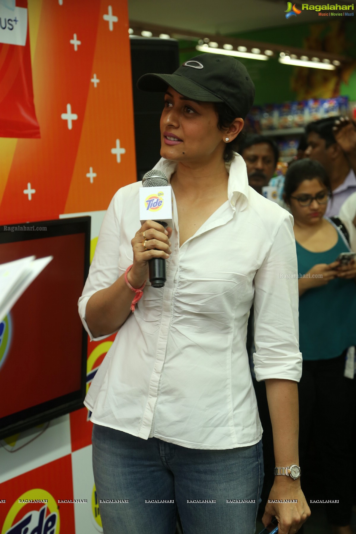 Namrata Shirodkar launches New Tide Plus at Big Bazaar, Ameerpet, Hyderabad