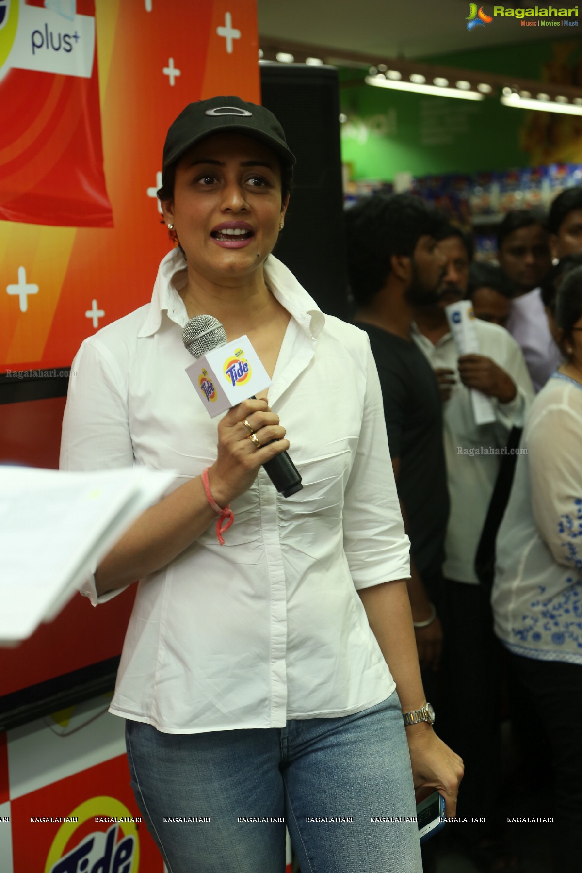 Namrata Shirodkar launches New Tide Plus at Big Bazaar, Ameerpet, Hyderabad