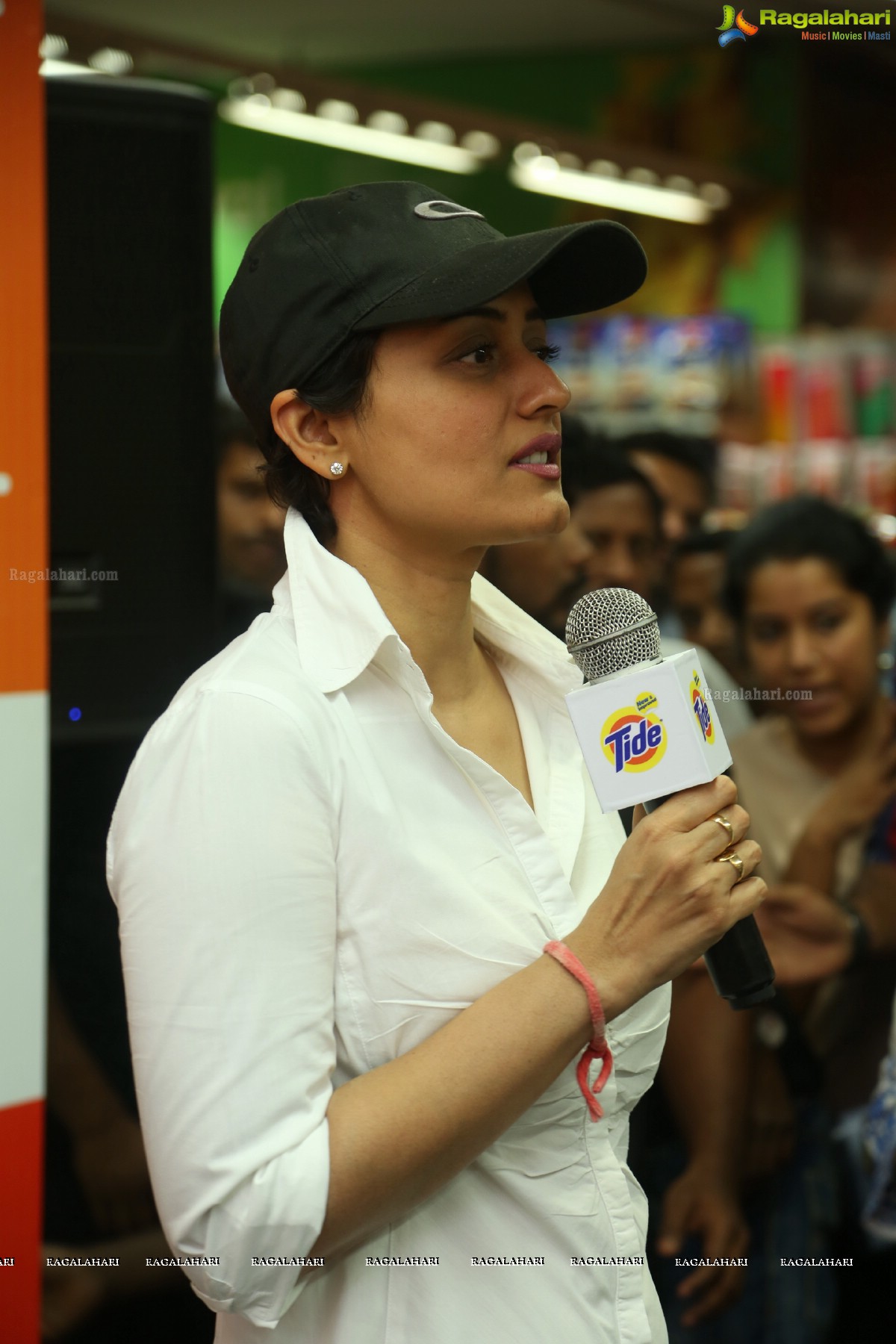 Namrata Shirodkar launches New Tide Plus at Big Bazaar, Ameerpet, Hyderabad