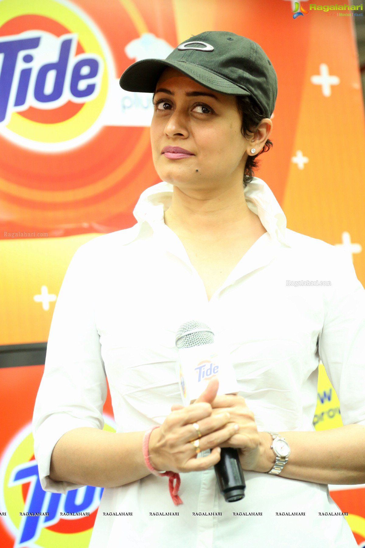 Namrata Shirodkar launches New Tide Plus at Big Bazaar, Ameerpet, Hyderabad