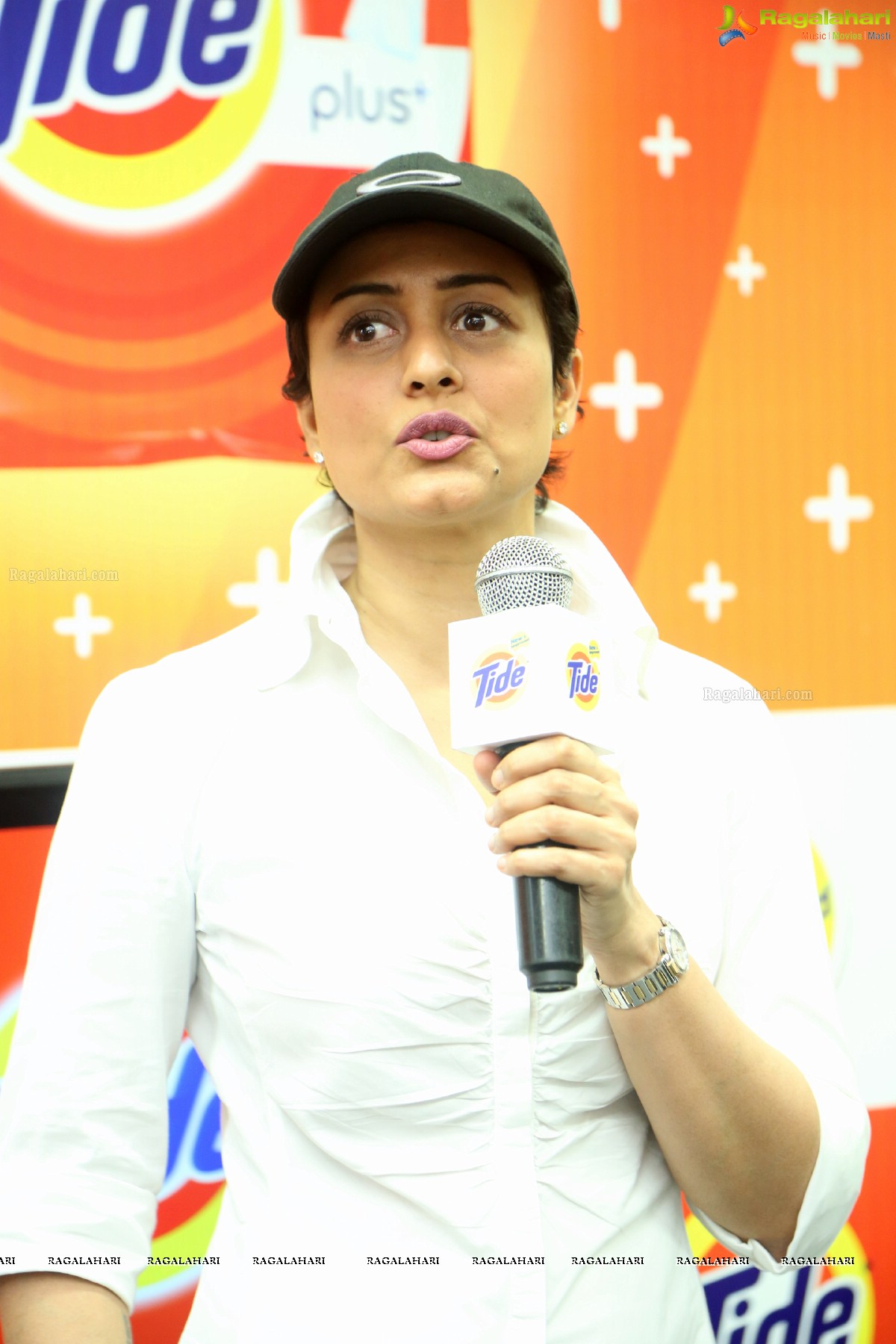 Namrata Shirodkar launches New Tide Plus at Big Bazaar, Ameerpet, Hyderabad