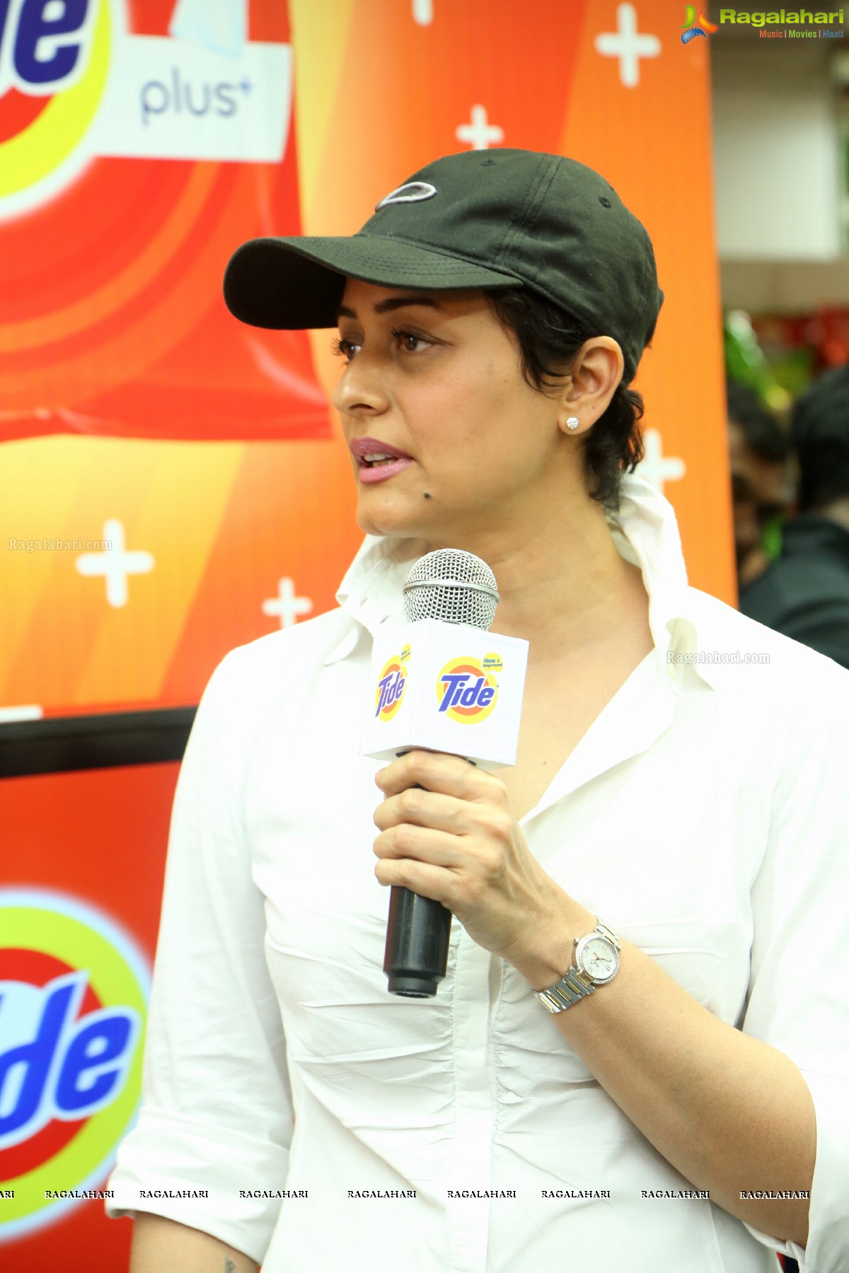 Namrata Shirodkar launches New Tide Plus at Big Bazaar, Ameerpet, Hyderabad