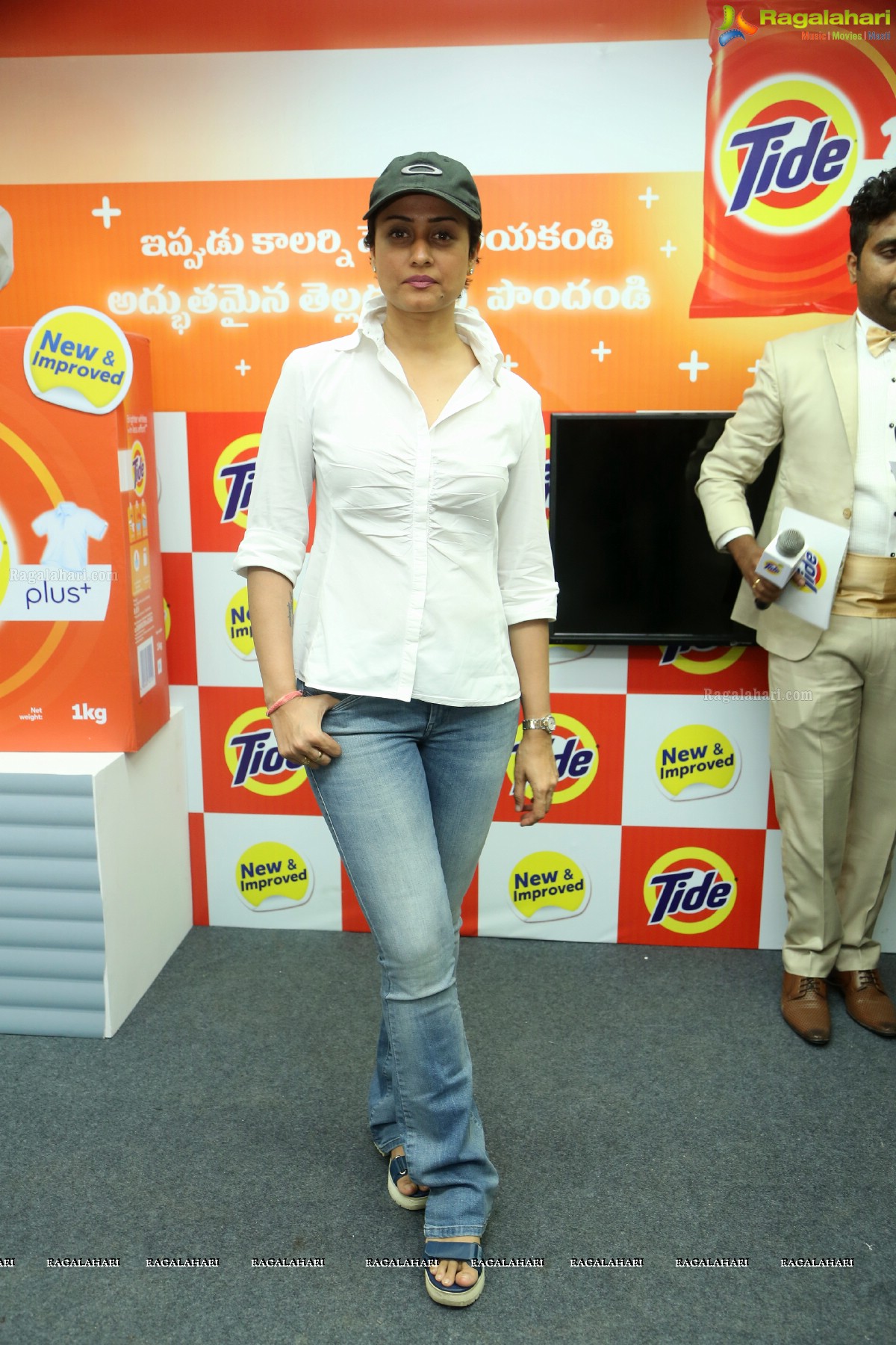 Namrata Shirodkar launches New Tide Plus at Big Bazaar, Ameerpet, Hyderabad