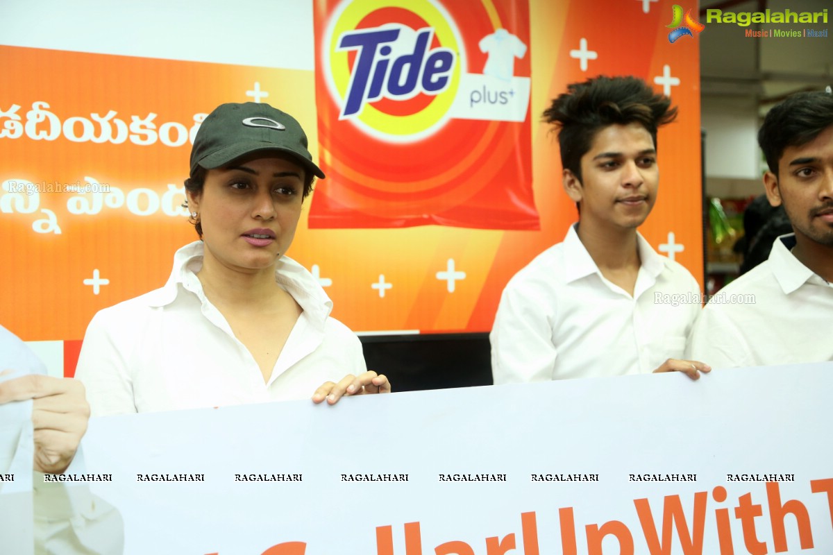 Namrata Shirodkar launches New Tide Plus at Big Bazaar, Ameerpet, Hyderabad