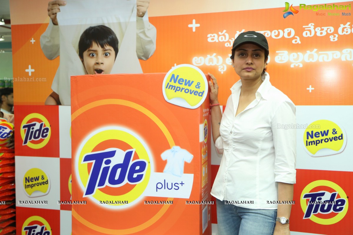 Namrata Shirodkar launches New Tide Plus at Big Bazaar, Ameerpet, Hyderabad