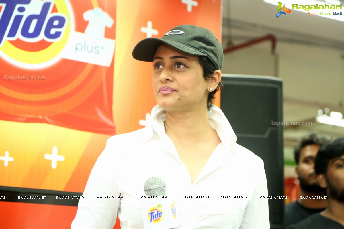 Namrata Shirodkar launches New Tide Plus at Big Bazaar, Ameerpet, Hyderabad