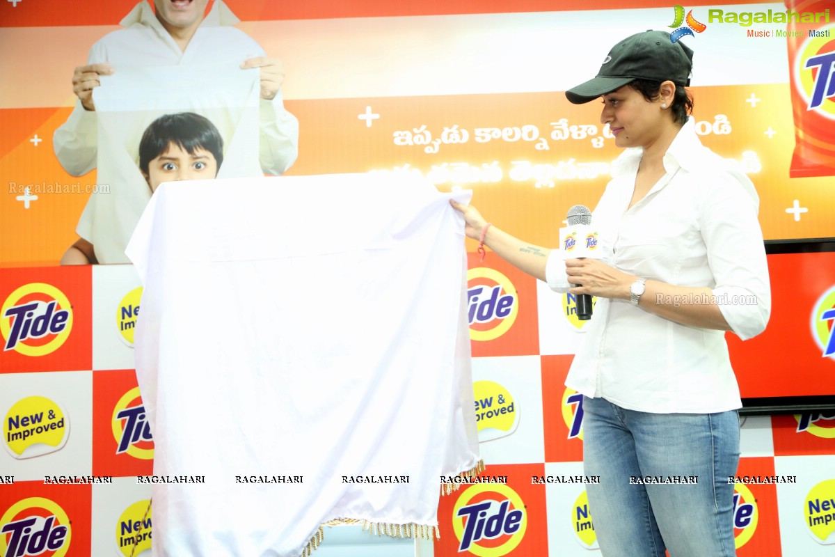 Namrata Shirodkar launches New Tide Plus at Big Bazaar, Ameerpet, Hyderabad