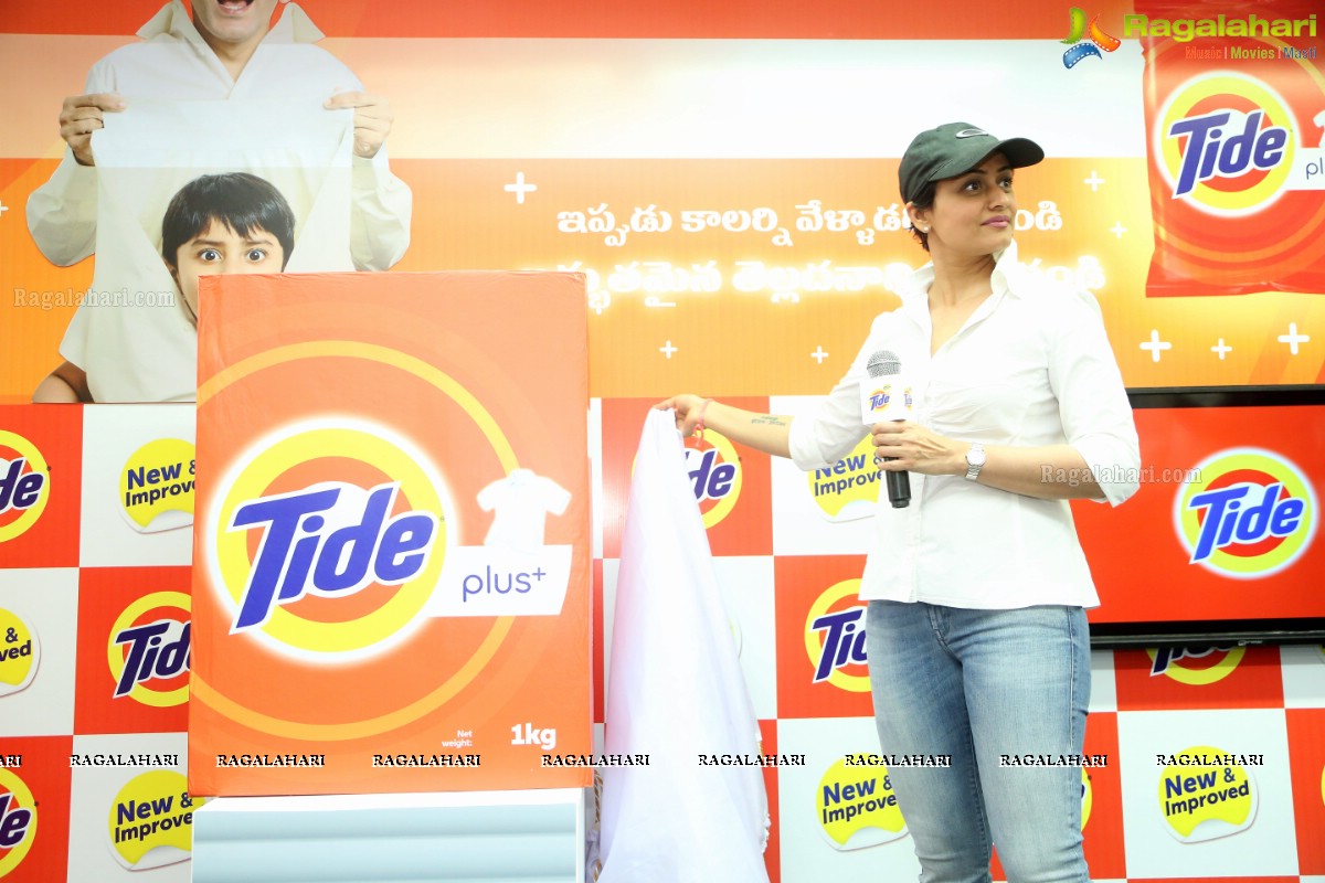 Namrata Shirodkar launches New Tide Plus at Big Bazaar, Ameerpet, Hyderabad