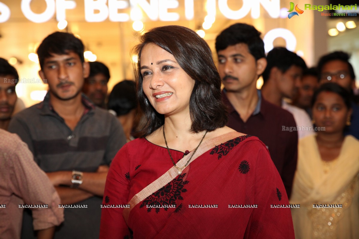 Wild World - Amala Akkineni inaugurates An Exhibiiton of Paintings by Dr. Somburu Savara at Inorbit Mall, Hyderabad