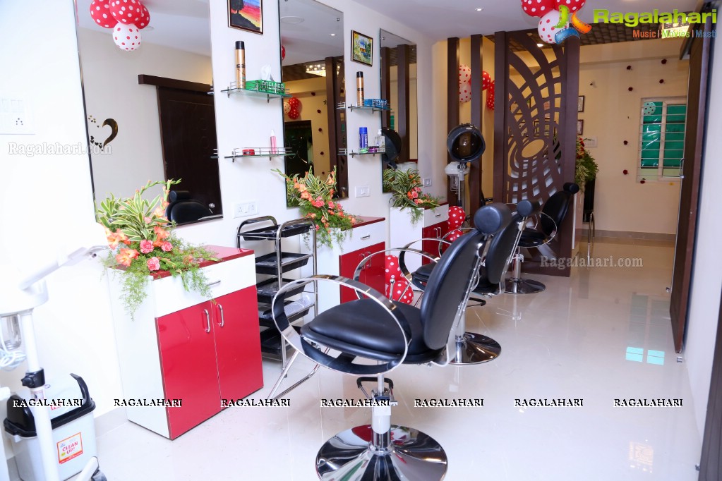 Sushila Bokadiya launches Essenz Family Spa and Salon at Kompally, Hyderabad