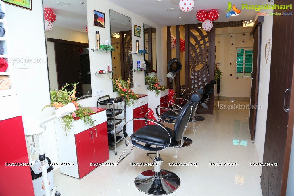 Sushila Bokadiya launches Essenz Family Spa and Salon at Kompally, Hyderabad