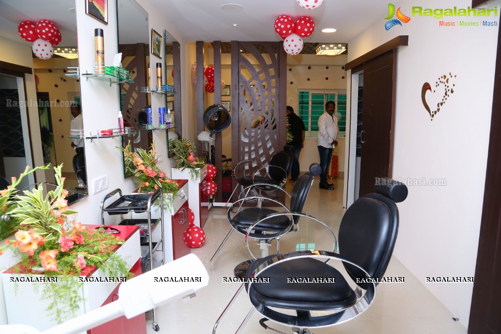 Sushila Bokadiya launches Essenz Family Spa and Salon at Kompally, Hyderabad