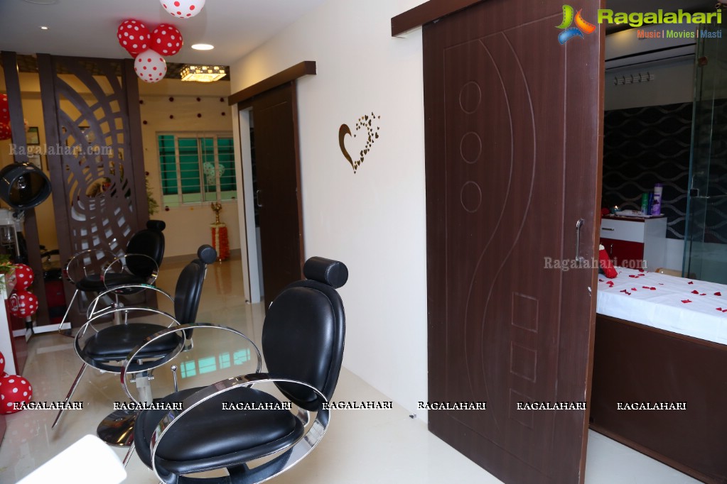 Sushila Bokadiya launches Essenz Family Spa and Salon at Kompally, Hyderabad