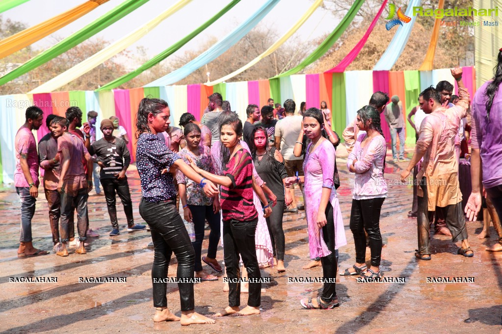 Holi Re Vol 3 at Man Made Hills, Raunaq's HIGH Q