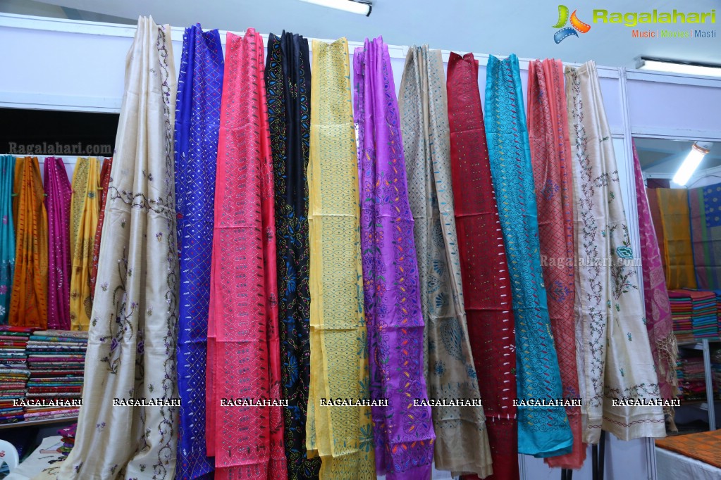 Triveni Rao launches National Silk Expo at Sri Satya Sai Nigamagamam