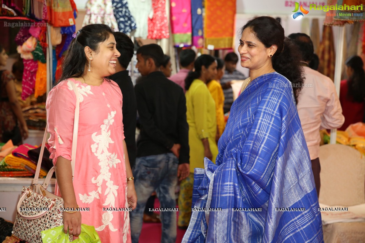 Rraxshmi Tthakur inaugurates Trendz Vivah Exhibition at N Convention, Hyderabad