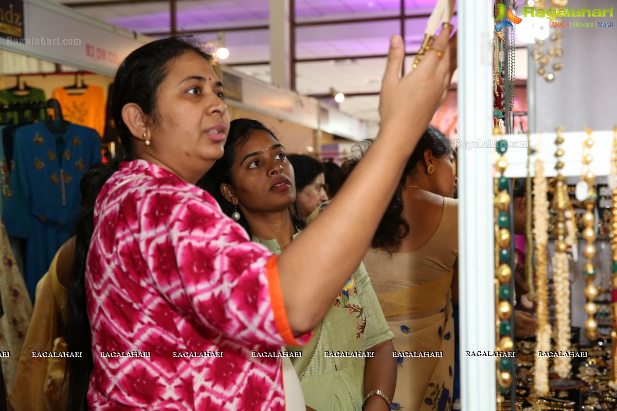 Rraxshmi Tthakur inaugurates Trendz Vivah Exhibition at N Convention, Hyderabad